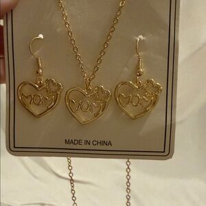 Chic Gold Heart Earrings with 'Mom' Motif